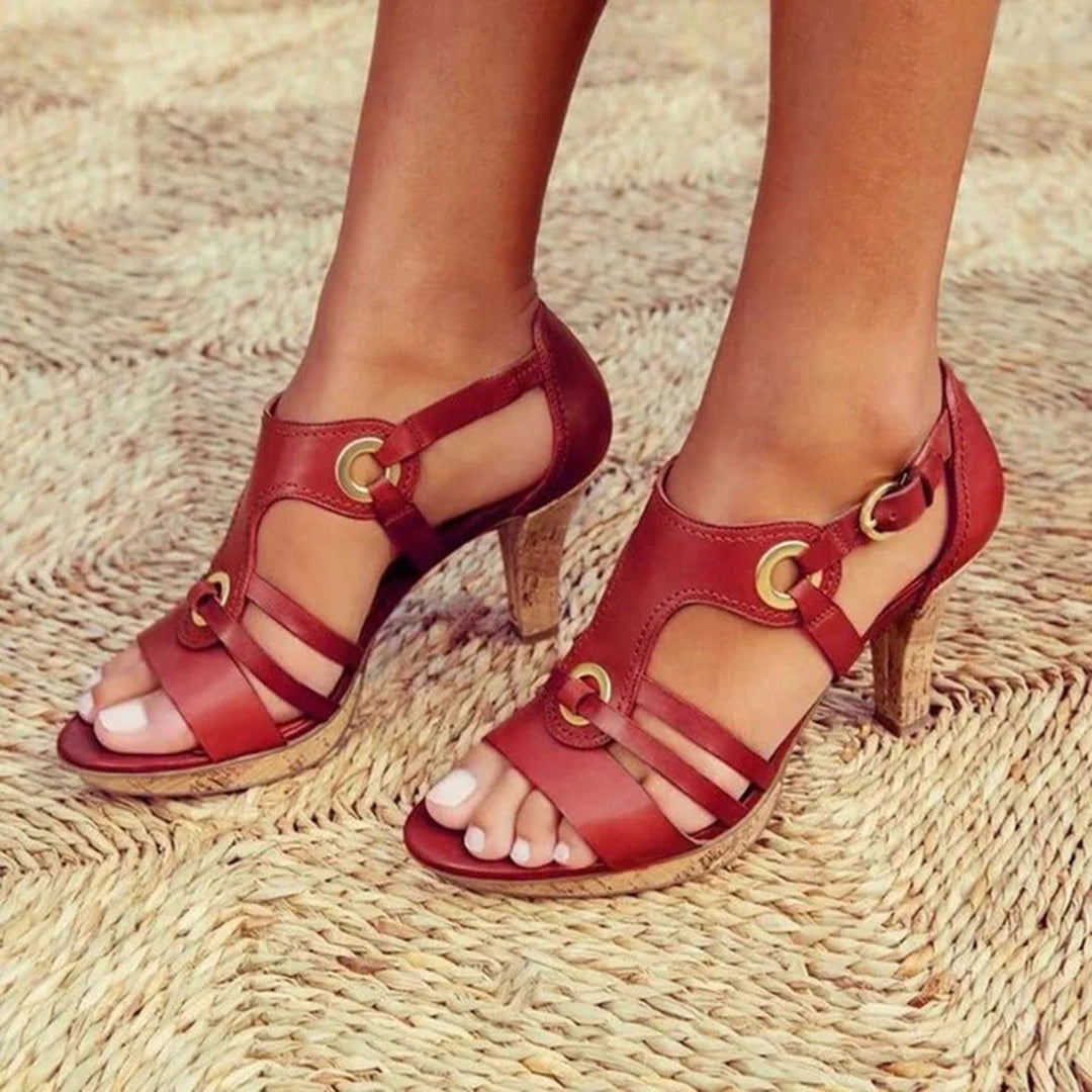 Rote Sandaletten mit Absatz, elegantes Design, ideal für Sommermode. Perfekt für Damen, die stilvolle und bequeme Schuhe suchen.