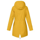 Damen-Regenmantel in Gelb mit Kapuze, wasserdicht, modisch, ideal für Outdoor-Aktivitäten. Perfekt für Regenwetter und stilvolle Looks.