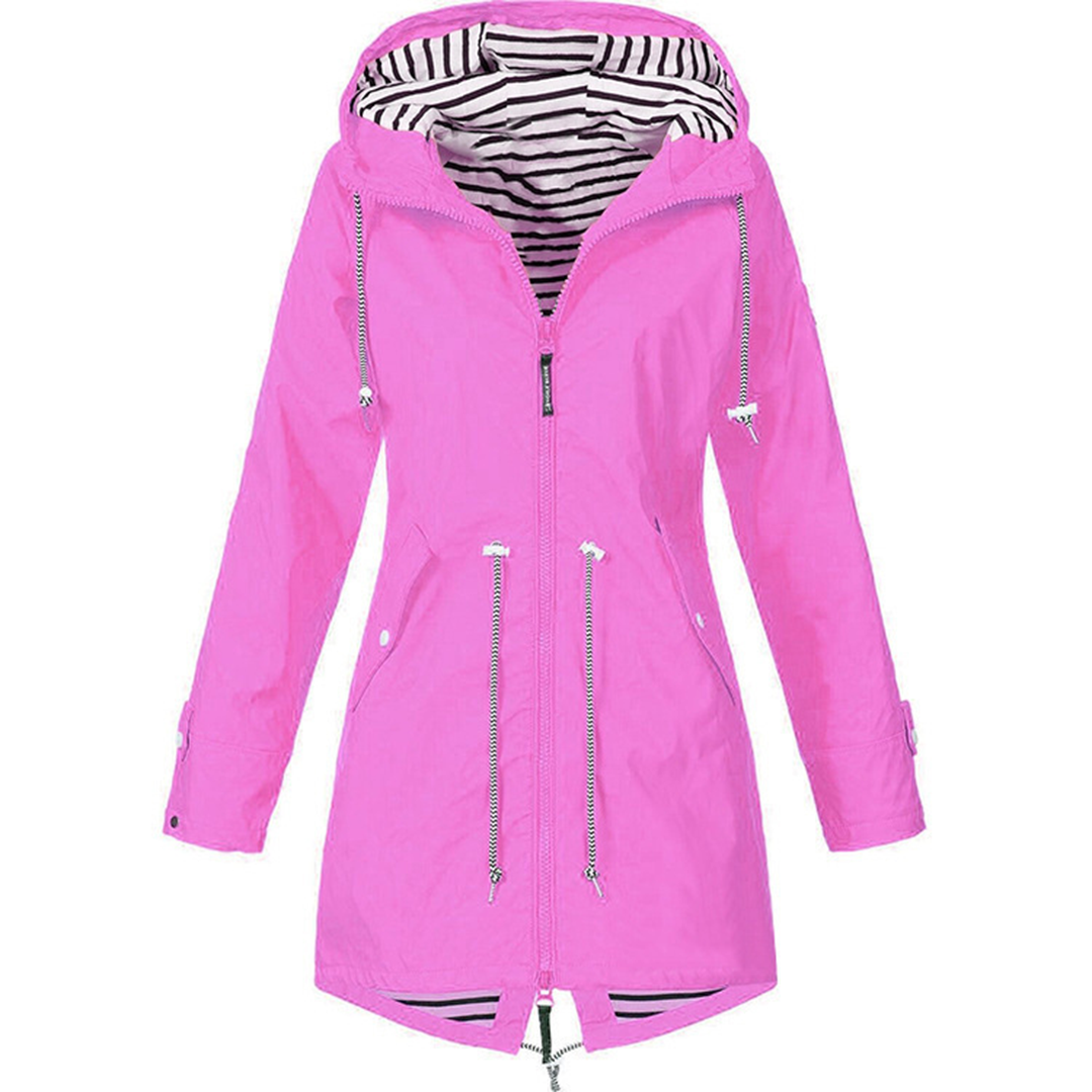 Damen-Regenmantel in leuchtendem Pink mit Kapuze, Reißverschluss und Kordelzug. Wasserdicht, modisch, ideal für Outdoor-Aktivitäten.