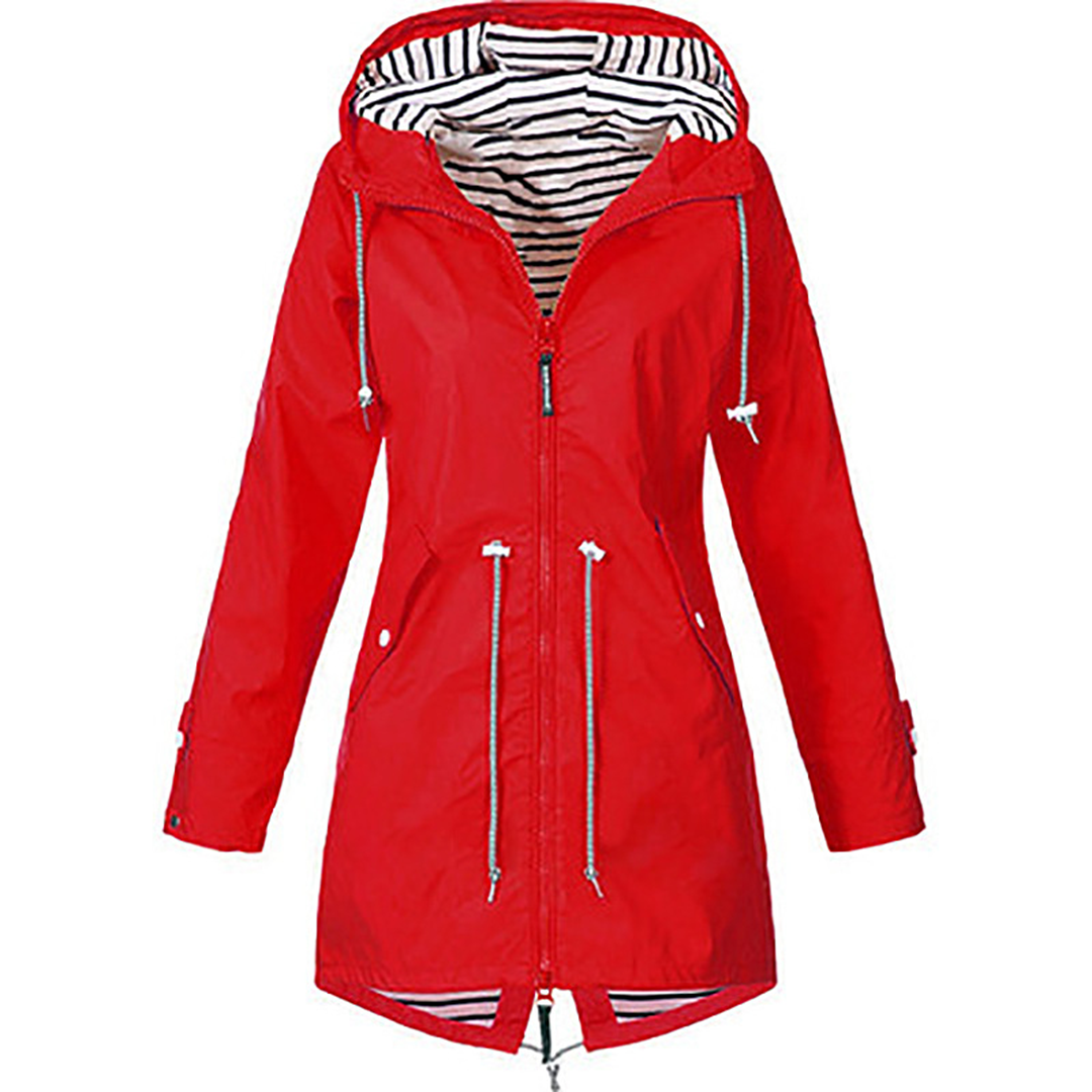 Roter Damen-Regenmantel mit Kapuze, Reißverschluss und Kordelzug. Wasserdicht, modisch, ideal für Outdoor-Aktivitäten und Regenwetter.
