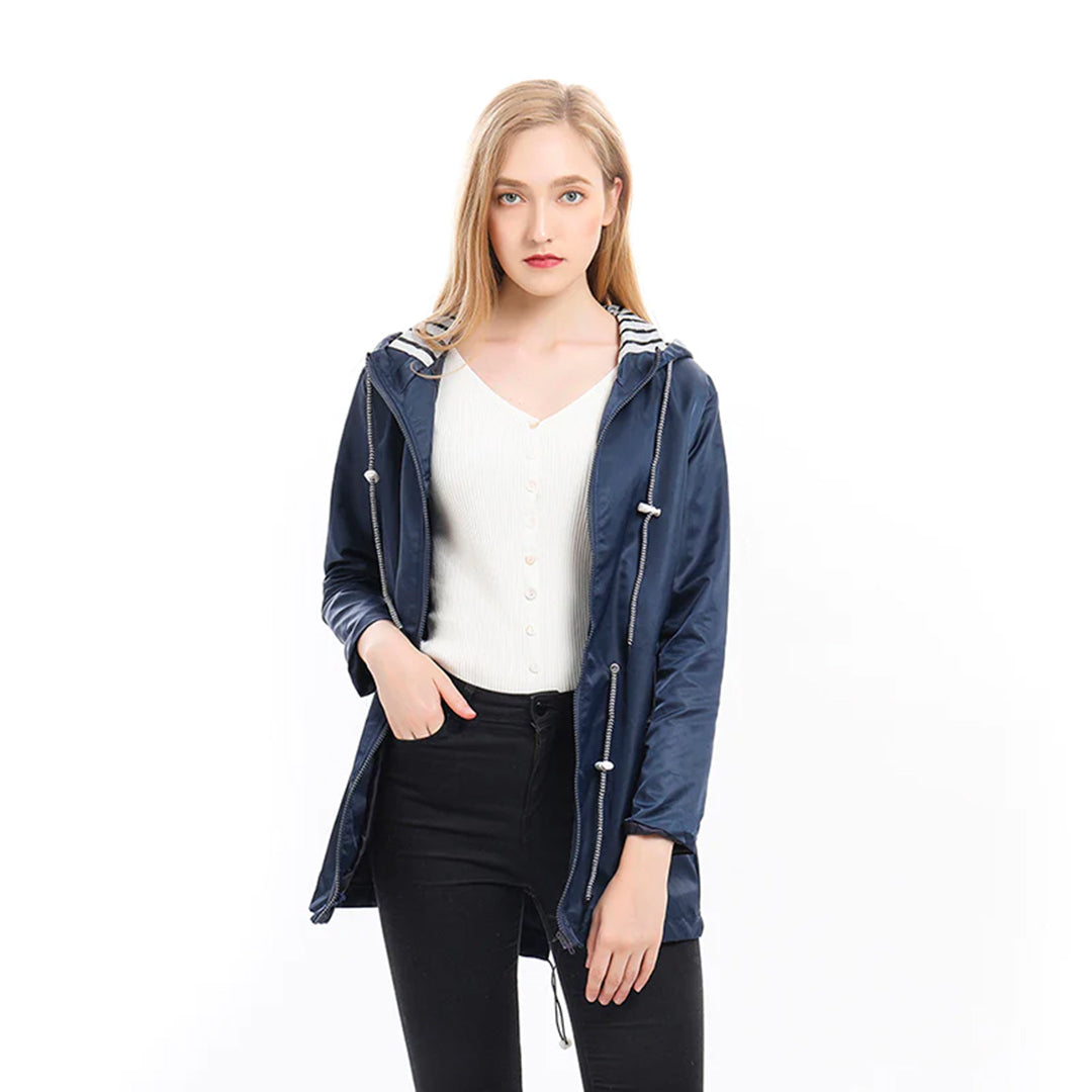 Damen-Regenmantel in Dunkelblau, stilvoll und funktional, ideal für regnerische Tage. Perfekt für Outdoor-Aktivitäten und modische Looks.