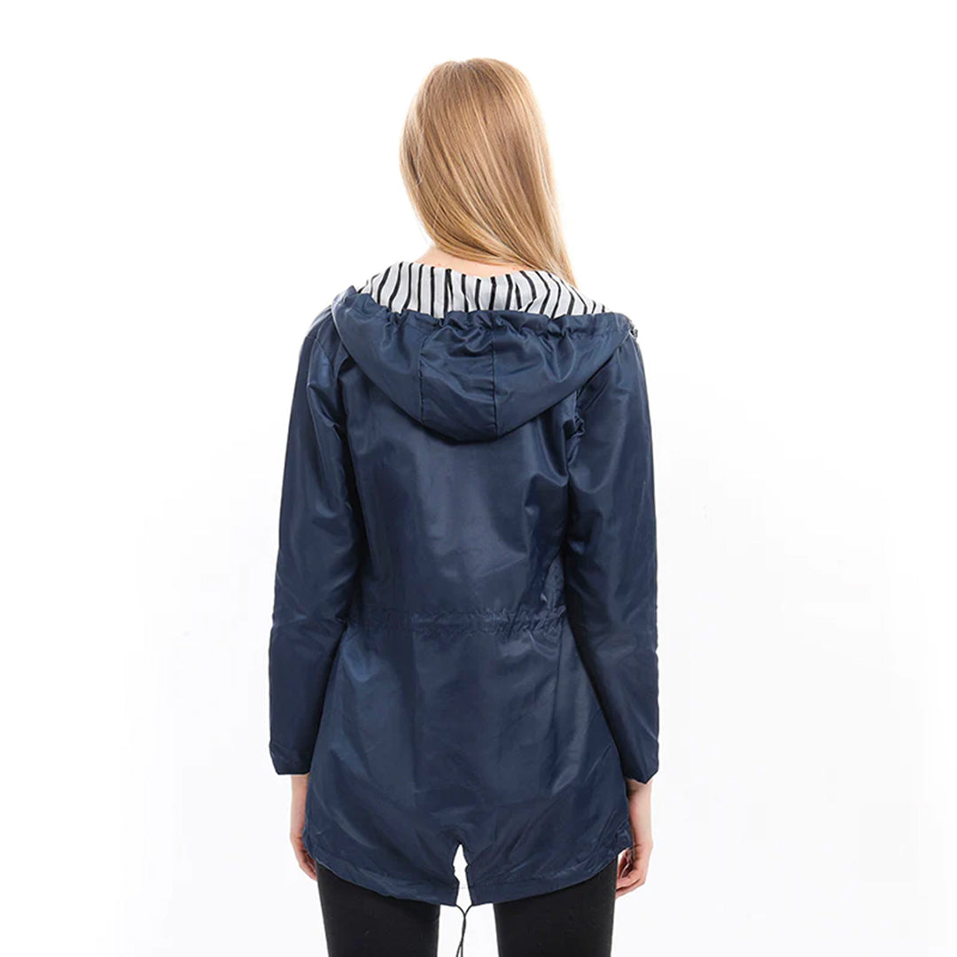 Damen-Regenmantel in Dunkelblau mit Kapuze, gestreiftem Innenfutter und tailliertem Schnitt. Perfekt für stilvollen Regenschutz.