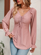 Damenbluse in Rosa mit langen Ärmeln und V-Ausschnitt, elegantes Design, ideal für Freizeitmode. Perfekt kombinierbar mit Jeans.