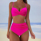 Frau in rosa Bikini am Strand, hoch tailliert, Sommermode, Badeanzug, Strandbekleidung.