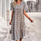 Damen-Sommerkleid mit floralem Muster, V-Ausschnitt und kurzen Ärmeln. Perfekt für Freizeit und Strand. Modetrend 2023, bequem und stilvoll.