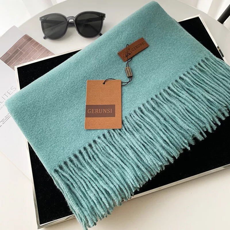 Gerunsi Schal aus weichem Kaschmir in Türkis mit Fransen, ideal für Herbst und Winter. Luxuriöses Accessoire, perfekt für stilvolle Outfits.