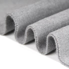 Grauer Wollstoff, weich und hochwertig, ideal für Bekleidung und Heimtextilien. Perfekt für Nähprojekte und kreative Designs.