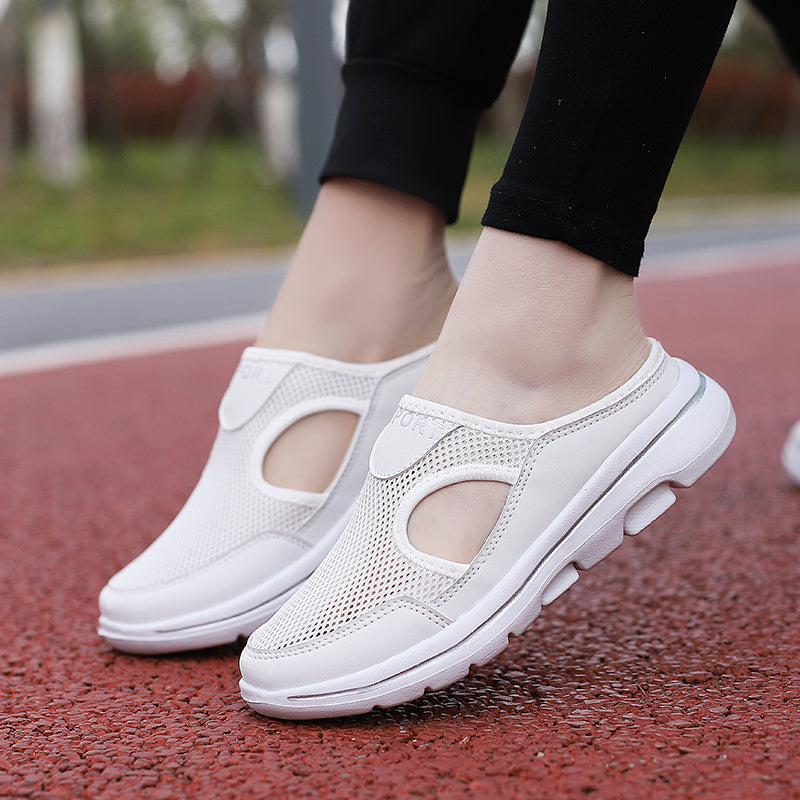 Weiße Damen-Sneaker mit Mesh-Obermaterial, atmungsaktiv und bequem, ideal für Sport und Freizeit. Perfekte Schuhe für Laufen und Fitness.