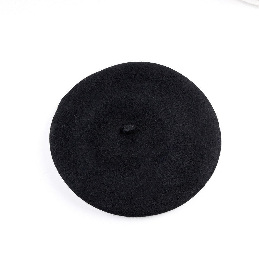 Schwarzes Barett aus Wolle, klassisches französisches Design, modisches Accessoire, vielseitig kombinierbar, ideal für Herbst- und Winteroutfits.