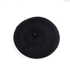 Schwarzes Barett aus Wolle, klassisches französisches Design, modisches Accessoire, ideal für Herbst und Winter, zeitloser Stil.