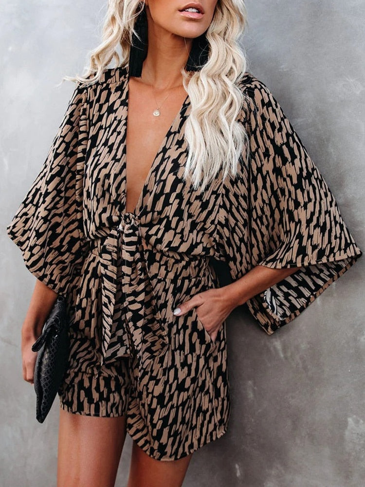 Damen Jumpsuit mit Leopardenmuster, V-Ausschnitt und kurzen Ärmeln. Perfekt für Sommermode, trendige Freizeitkleidung und stilvolle Outfits.
