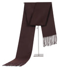 Dunkelbrauner Schal aus Kaschmir mit Fransen, elegant und weich, ideal für Herbst und Winter. Luxuriöses Accessoire für stilvolle Outfits.