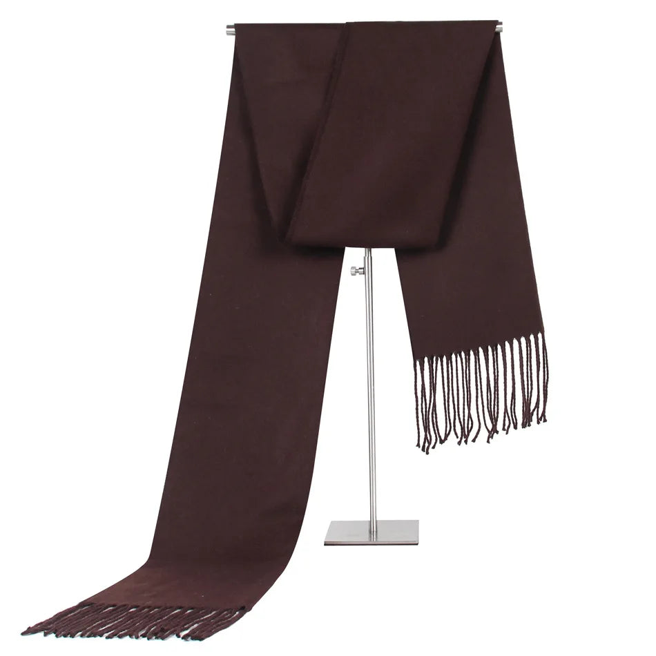 Dunkelbrauner Schal aus Kaschmir mit Fransen, elegant und weich, ideal für Herbst und Winter. Luxuriöses Accessoire für stilvolle Outfits.