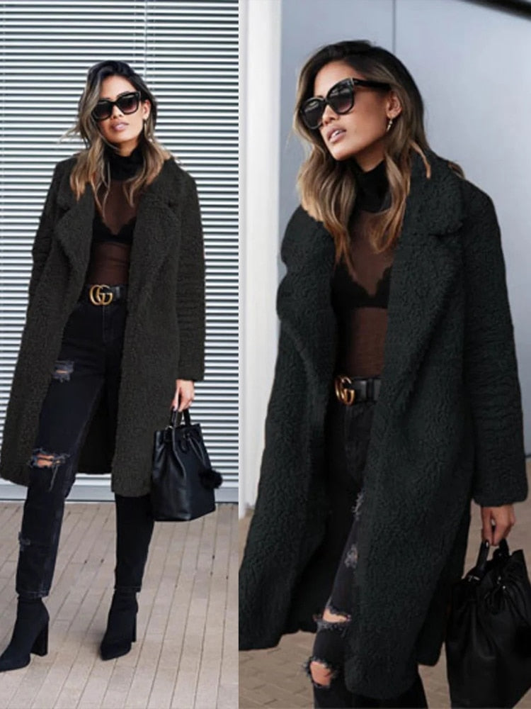 Frau in schwarzem Teddy-Mantel, zerrissenen Jeans und Sonnenbrille. Modetrend, Herbstmode, stilvolle Damenbekleidung, eleganter Look.
