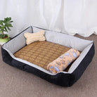 Hundebett aus Stoff, rechteckig, schwarz-grau, mit Kissen und Decke, auf Teppichboden.