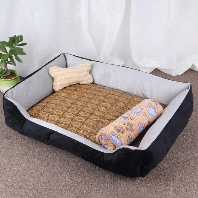 Hundebett aus Stoff, rechteckig, schwarz-grau, mit Kissen und Decke, auf Teppichboden.