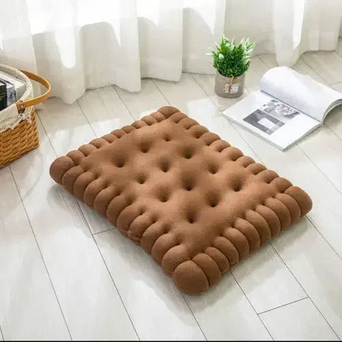 Braunes, rechteckiges Sitzkissen aus Samt auf Holzboden, ideal für Wohnzimmer-Dekoration.