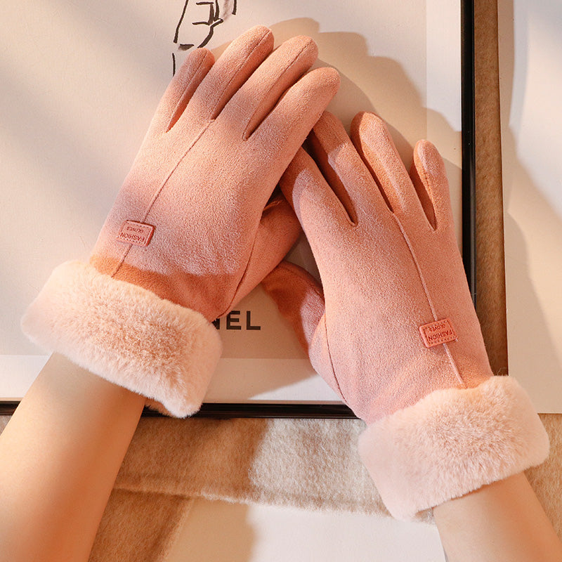 Damenhandschuhe aus rosa Wildleder mit weichem Kunstfellfutter, ideal für Wintermode. Stilvoll, warm und perfekt für kalte Tage.