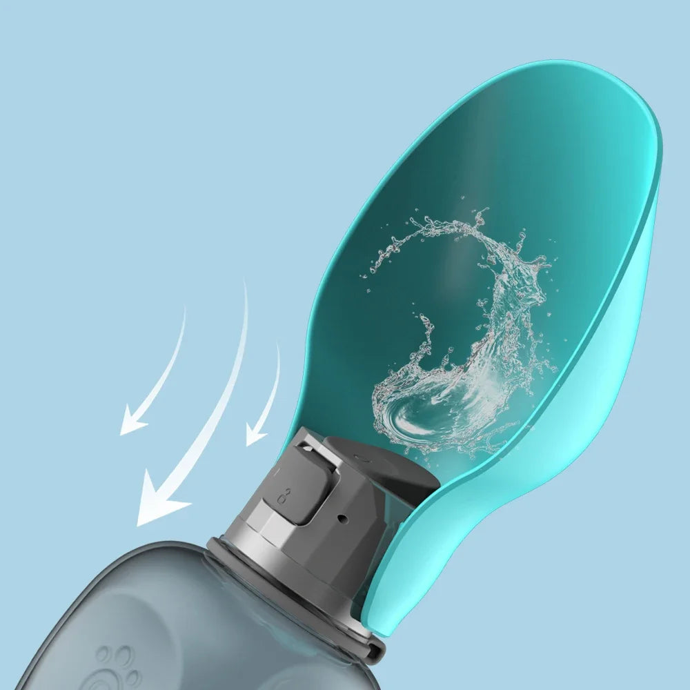 Tragbare Hundewasserflasche, türkis, mit integriertem Wasserspender, ideal für unterwegs.