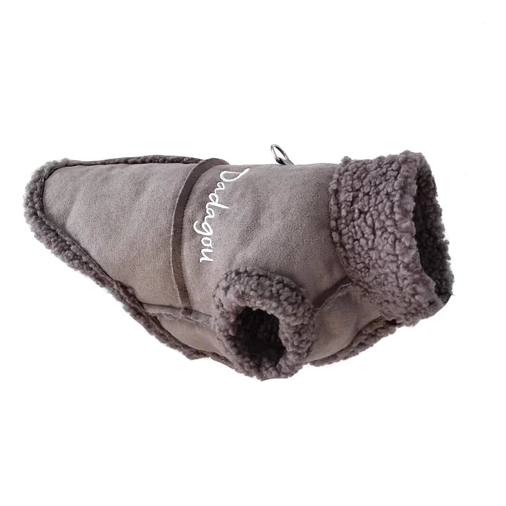 Grauer Hundemantel mit weichem Futter, ideal für kalte Tage. Bequem und stilvoll, bietet Wärme und Schutz für kleine Hunde.