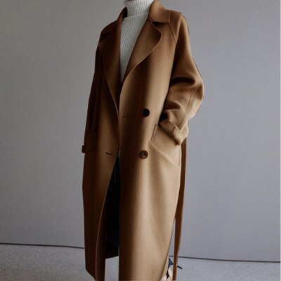 Eleganter brauner Wollmantel für Damen, klassischer Schnitt, ideal für Herbst und Winter. Modischer Trenchcoat, warm und stilvoll.
