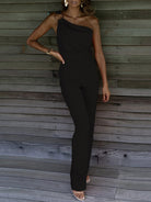 Eleganter schwarzer Jumpsuit mit asymmetrischem Ausschnitt, ideal für Abendmode. Perfekt für stilvolle Anlässe und modische Auftritte.