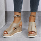 Goldene Keilsandaletten mit Glitzer, offener Zehenpartie und Plateauabsatz. Perfekt für Sommermode und elegante Anlässe. Damenmode, Schuhe.