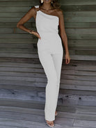 Eleganter weißer Jumpsuit mit asymmetrischem One-Shoulder-Design, ideal für stilvolle Anlässe. Perfekt für Damenmode, Abendgarderobe.