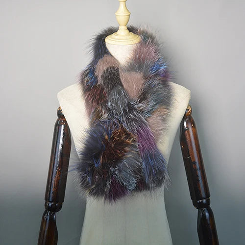 Luxuriöser, bunter Kunstpelzschal auf Schneiderpuppe, ideal für stilvolle Wintermode. Flauschig, modisch und vielseitig kombinierbar.