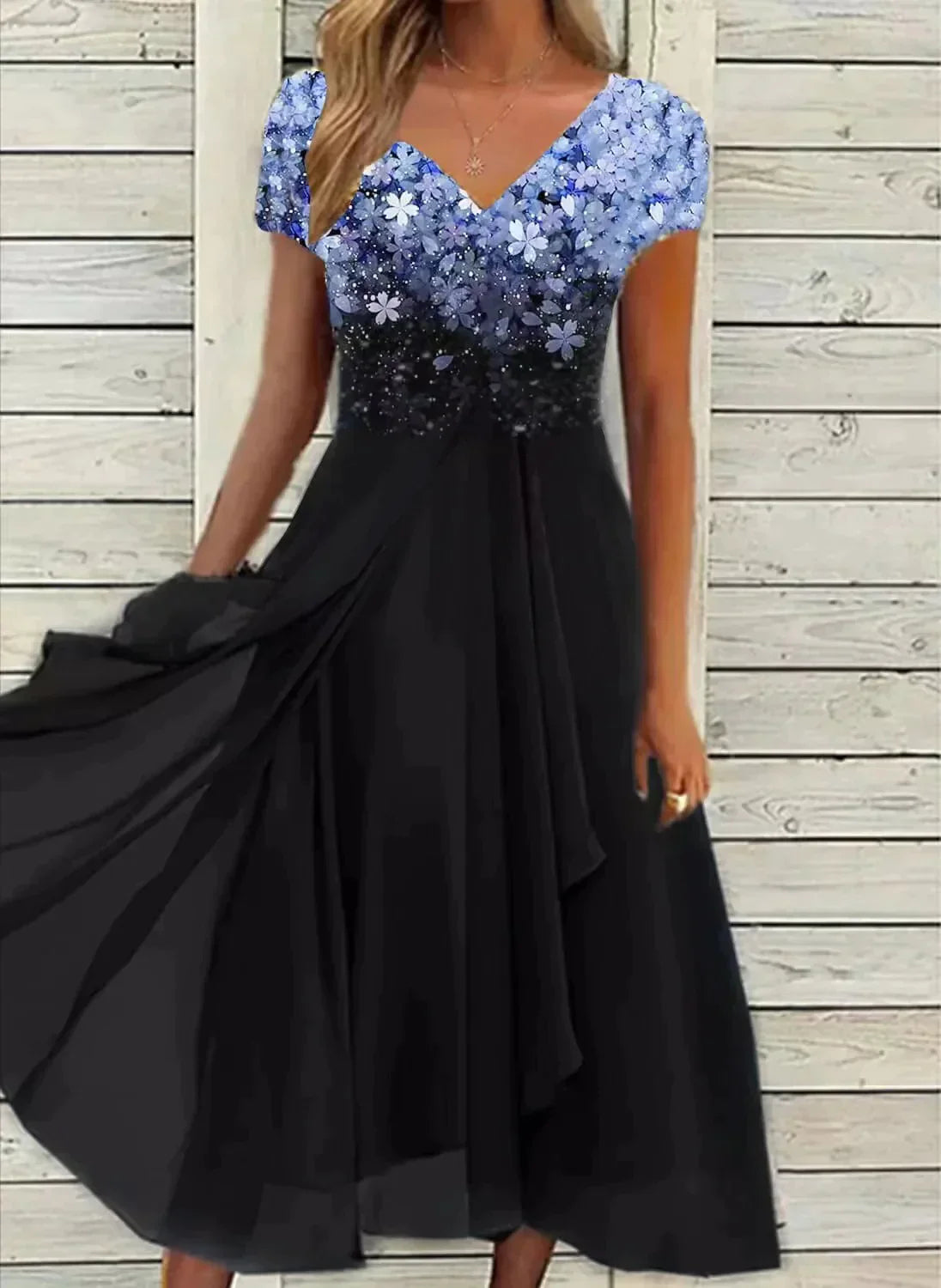 Elegantes schwarzes Abendkleid mit blauen Blumenapplikationen, V-Ausschnitt und fließendem Rock. Perfekt für besondere Anlässe und Partys.