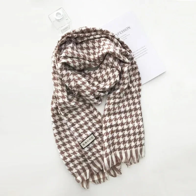 Brauner und weißer Hahnentritt-Schal aus weichem Material, ideal für Herbstmode. Stilvoller Damen-Accessoire-Trend, perfekt für kühle Tage.
