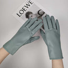 Elegante grüne Lederhandschuhe auf einem Magazin, stilvolles Accessoire, modisch, hochwertig, Damenhandschuhe, zeitloses Design, Luxusmode.
