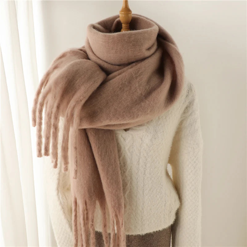 Kuscheliger, beiger Schal aus weichem Kaschmir, perfekt für den Winter. Modisches Accessoire für Damen, ideal für kalte Tage und stilvolle Outfits.