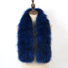 Luxuriöser blauer Kunstpelzschal auf Schneiderpuppe, ideal für Wintermode. Flauschig, stilvoll und warm. Perfekt für elegante Outfits.