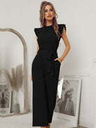 Damen Jumpsuit in Schwarz mit Rüschenärmeln und Taillengürtel, elegantes Design, ideal für Abendmode und besondere Anlässe.
