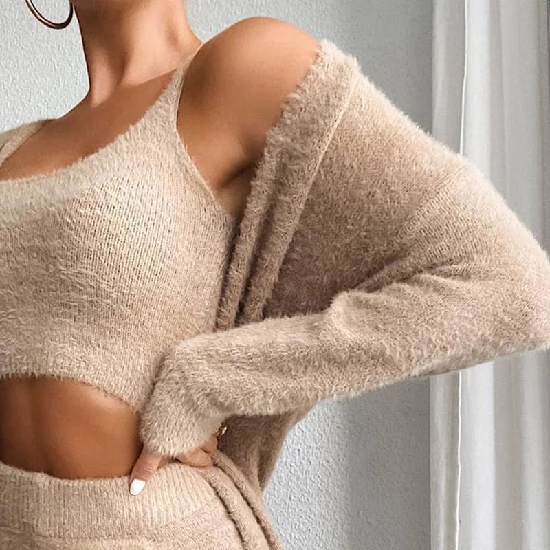 Damen Pullover Set aus weichem Strick, beige, schulterfrei, modisch und bequem. Perfekt für Herbstmode, eleganter Look, trendige Damenbekleidung.