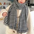 Schwarz-weißer Hahnentritt-Schal, warm und stilvoll, perfekt für den Winter. Modisches Accessoire für Damen, ideal für kalte Tage.