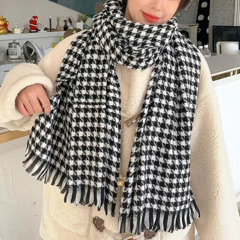 Schwarz-weißer Hahnentritt-Schal, warm und stilvoll, perfekt für den Winter. Modisches Accessoire für Damen, ideal für kalte Tage.