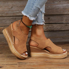 Damen Keilsandalen in Braun, offenes Design, ideal für Sommermode. Bequeme Plateau-Schuhe, perfekt für Freizeit und Strand.
