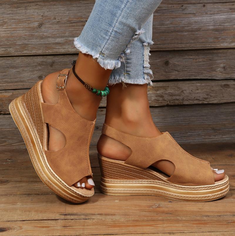 Damen Keilsandalen in Braun, offenes Design, ideal für Sommermode. Bequeme Plateau-Schuhe, perfekt für Freizeit und Strand.