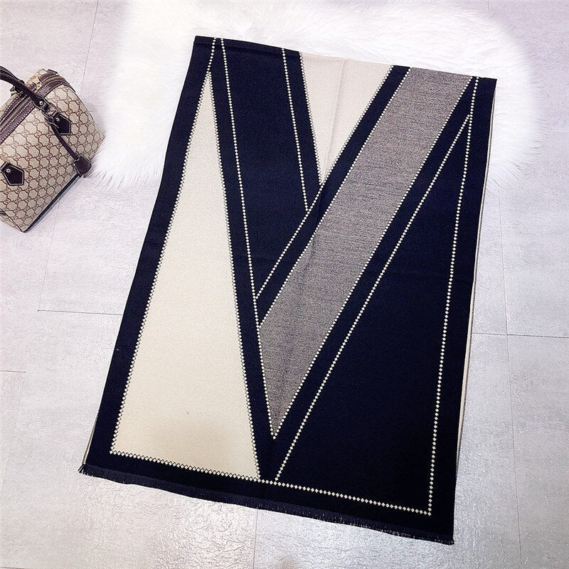 Luxuriöse geometrische Decke in Schwarz und Beige, ideal für modernes Wohndesign. Hochwertige Materialien, stilvolles Accessoire für Ihr Zuhause.