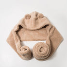 Kuscheliger, beiger Plüschschal mit Kapuze und Bärenohren, ideal für kalte Tage. Modisches Accessoire, warm und weich, perfekt für Wintermode.