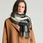 Damen-Wollschal in Schwarz-Weiß-Karo, warm und stilvoll, ideal für Herbst und Winter. Perfektes Accessoire für modische Outfits.