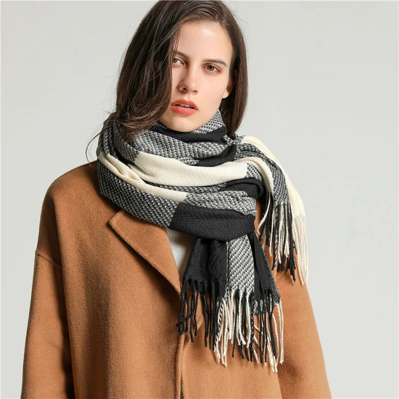 Damen-Wollschal in Schwarz-Weiß-Karo, warm und stilvoll, ideal für Herbst und Winter. Perfektes Accessoire für modische Outfits.