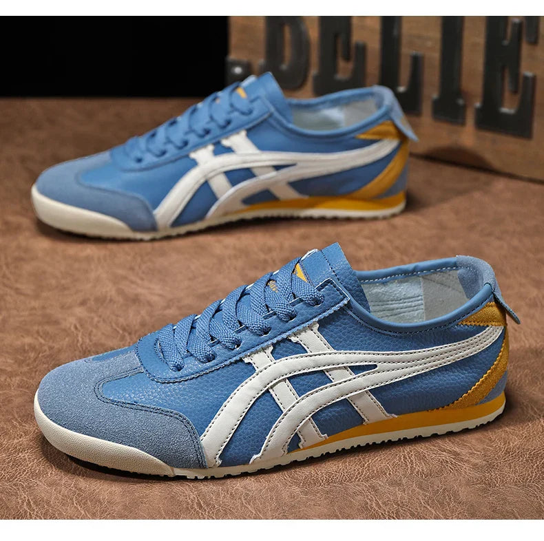 Blaue Sneaker mit weißem Streifenmuster, gelben Akzenten und Gummisohle. Ideal für Sport und Freizeit. Trendige Turnschuhe für Herren.