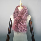 Kunstfellschal in Rosa auf Schneiderpuppe, luxuriös und modisch, ideal für Wintermode, Damenaccessoires, stilvoller Look, warm und weich.