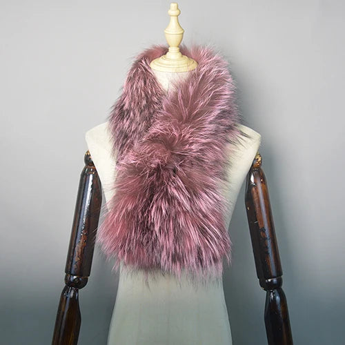 Kunstfellschal in Rosa auf Schneiderpuppe, luxuriös und modisch, ideal für Wintermode, Damenaccessoires, stilvoller Look, warm und weich.