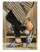 Blaue Sneaker mit weißem Streifenmuster, gelben Akzenten und Gummisohle. Perfekt für Freizeitmode und sportlichen Stil.