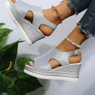 Silberne Keilsandalen mit Glitzer, offener Zehenpartie und verstellbarer Schnalle. Perfekt für Sommermode und elegante Freizeitlooks.