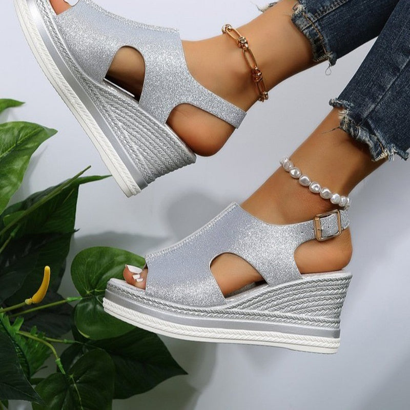 Silberne Keilsandalen mit Glitzer, offener Zehenpartie und verstellbarer Schnalle. Perfekt für Sommermode und elegante Freizeitlooks.